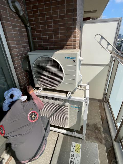 品川区小山でエアコンの、水漏れ室外機を確認している写真