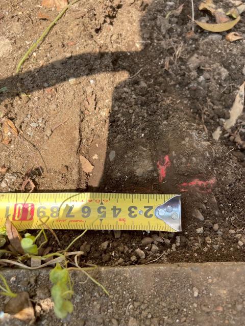 品川区旗の台で庭部分に電動車椅子置き場つくり測定している写真
