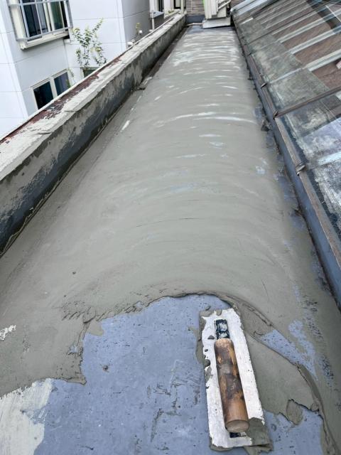 武蔵小山で雨漏りウレタン樹脂を塗っている写真