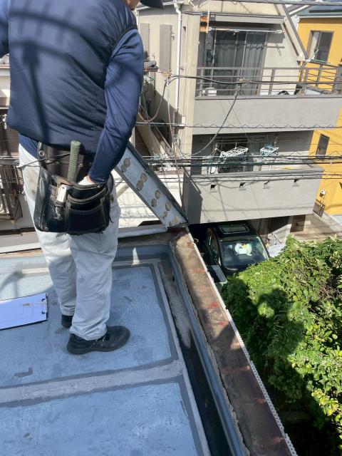 武蔵小山で雨漏りによる改修工事前スタッフが確認している既存写真