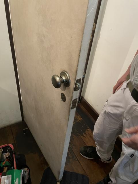 武蔵小山にあるハンバーガーショップのドアノブ交換した写真