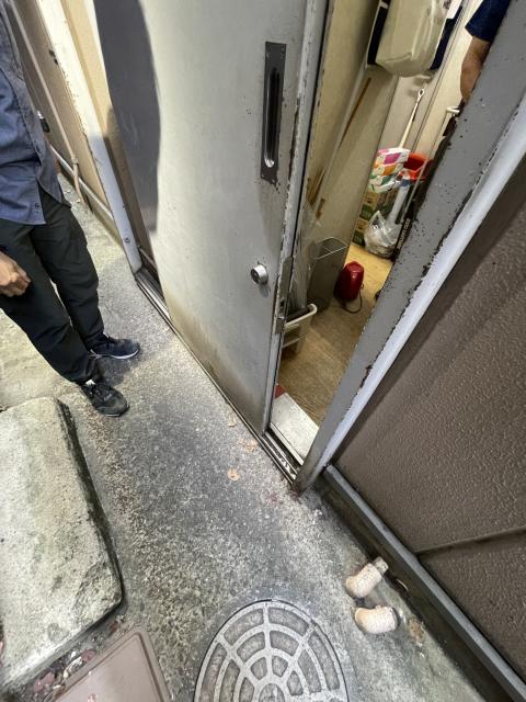 武蔵小山パルム商店街の勝手口の動かない既存のスチール引き戸写真