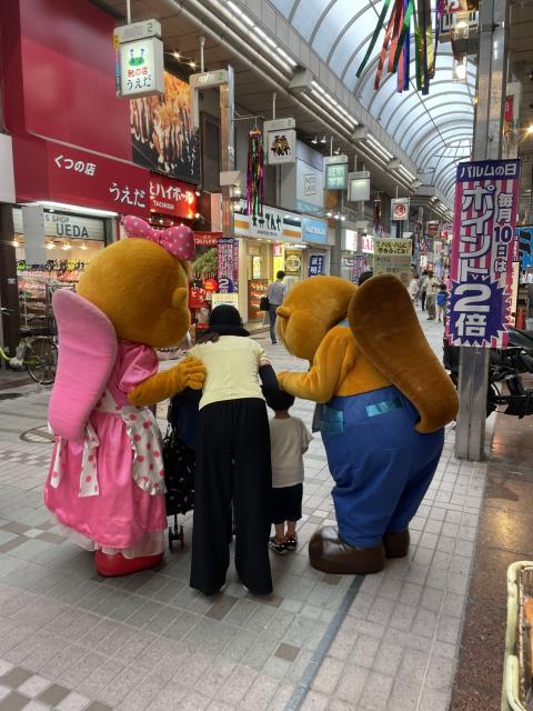 武蔵小山パルム商店街でマスコットキャラが歩いていた写真
