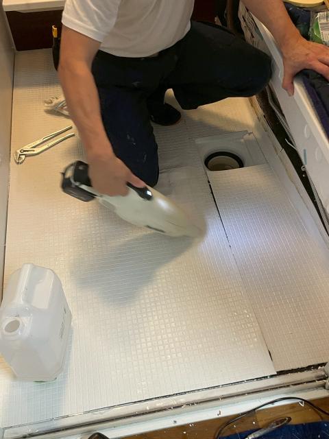 品川区戸越で浴室ユニットバスの床貼り換えスタッフが補修前の既存写真
