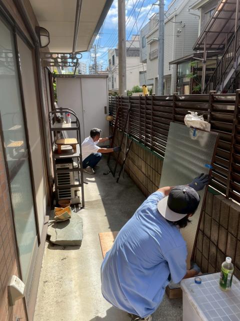 品川区中延でスタッフが熱割れ硝子交換している写真