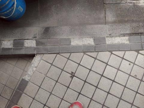 品川区西五反田の店舗ビル床タイル違う場所破損既存写真