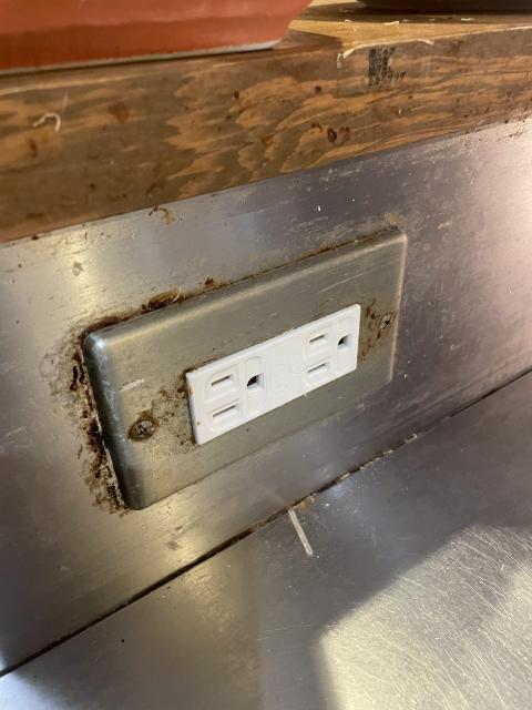 西小山の飲食店のオーナー様から漏電のご相談新しいコンセントの写真