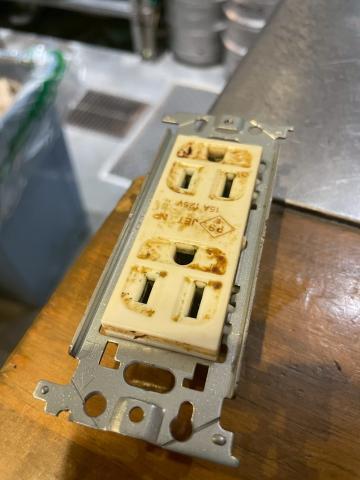西小山の飲食店のオーナー様から漏電のご相談、修繕、コンセント交換写真