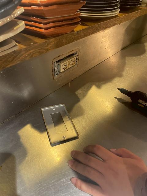 西小山の飲食店のオーナー様から漏電のご相談通電チェッカーで調べた写真