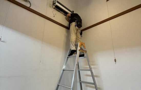 品川区でお掃除機能タイプのエアコンを洗浄しました