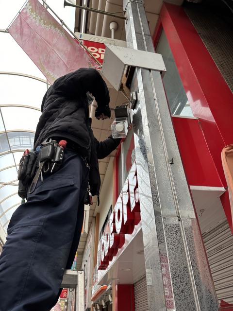 武蔵小山パルム商店街でスタッフが外灯工事をしている写真