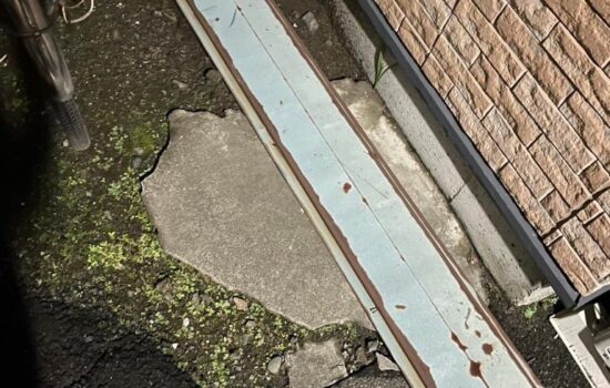 武蔵小山のお客様から屋根板金が飛来して壁が傷ついてしまったとのご相談