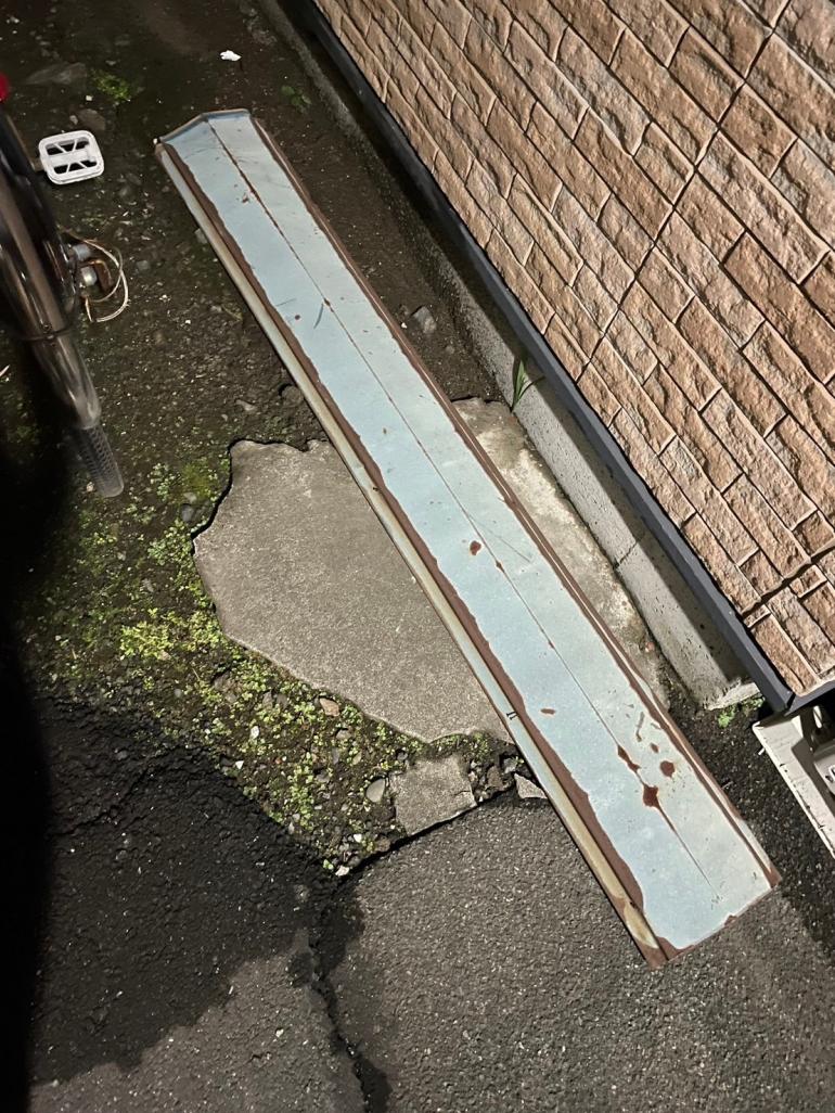 武蔵小山で屋根板金飛来で壁が傷ついた写真