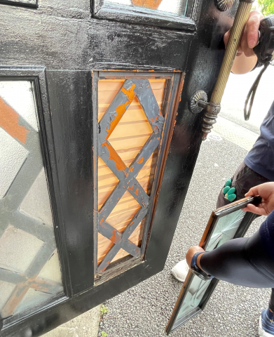 武蔵小山の店舗入り口ドアのガラス割れ調査写真