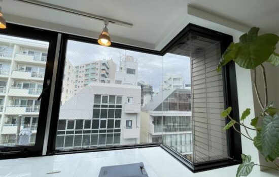 品川区で窓から雨漏りしてる建物を調査に伺いました