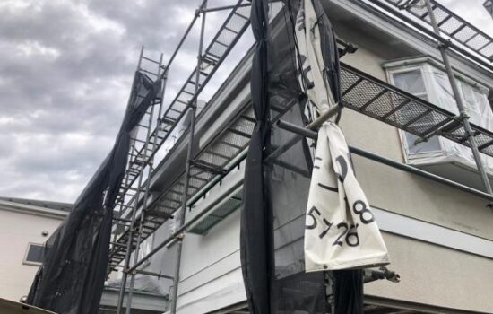 品川区で外装改修工事の足場を台風養生しました