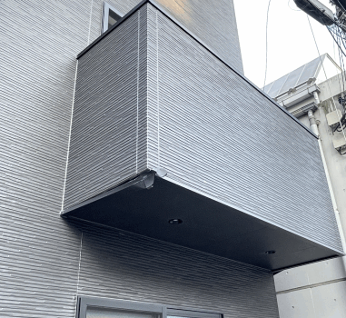 品川区の戸建てトラックが2階ベランダにぶつかって破損