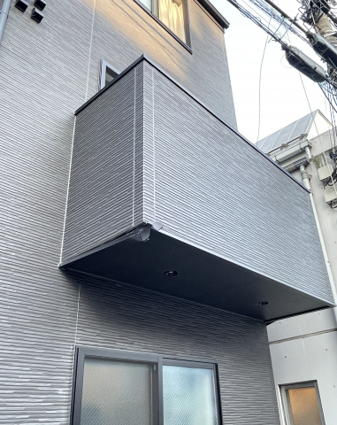 品川区の戸建てにトラックが2階ベランダにぶつかって破損した写真