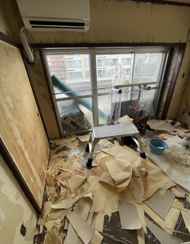 武蔵小山のマンションでクロス張替え工事中写真