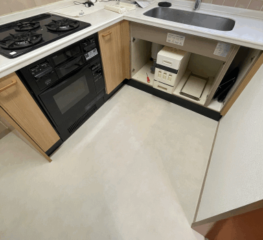 目黒区の賃貸マンションでキッチン扉にシートを張りました