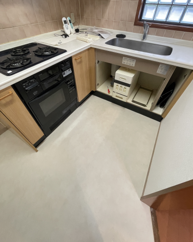 目黒区賃貸マンションでキッチン扉にシートを張る写真