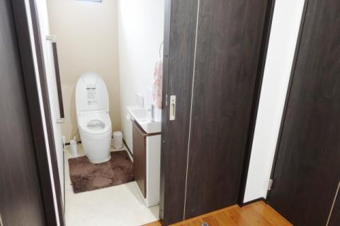 引き戸のトイレ、手すりの設置