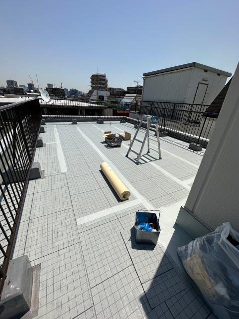 屋上防水工事中の画像