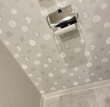 品川区の中古マンションでトイレの壁穴補強とクロス張替工事を行いました