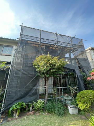 品川区の一戸建てベランダの波板張替工事で足場設置写真