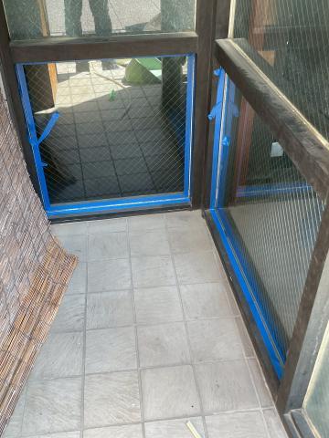 品川区戸越銀座の居酒屋で硝子交換養生している写真