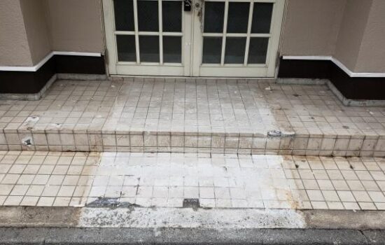 品川区中延で店舗のエントランスのタイル張替工事に伺いました