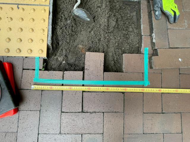 品川区内の某駅破損床タイルの張替工事前写真