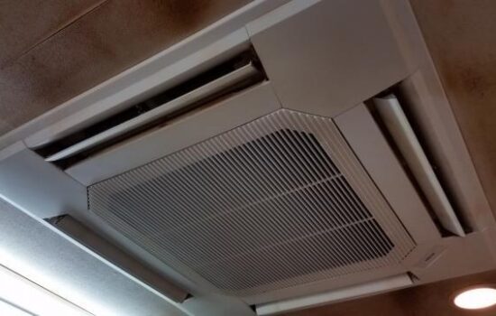 品川区大井町の店舗で天井カセットエアコンの内部洗浄をしに行きました