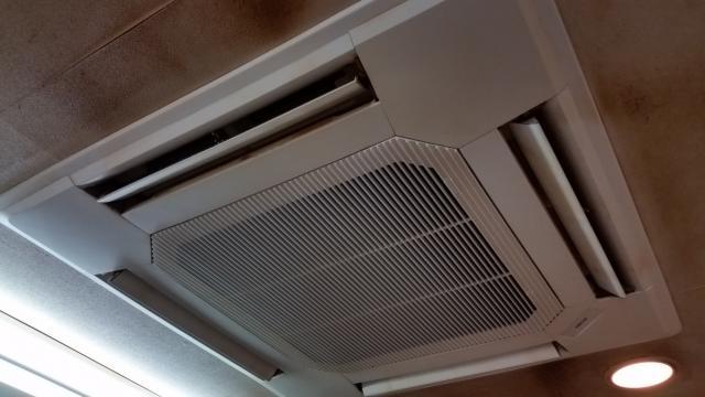 品川区大井町にある天井カセットエアコン内部洗浄写真