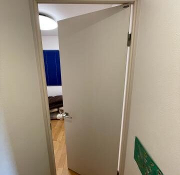 品川区小山で室内ドアを内開きから外開きにする工事をご依頼されました