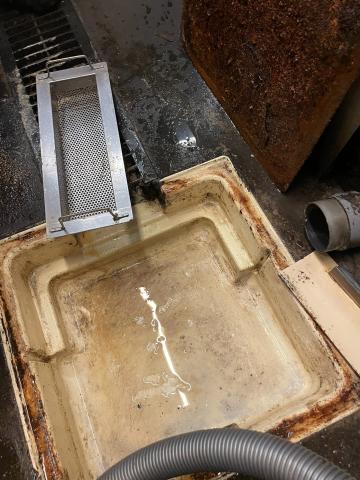 品川区戸越の居酒屋　グリーストラップの洗浄写真