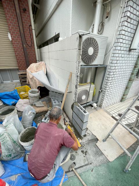 武蔵小山にある企業様ご依頼破損したブロック壁作業中の写真