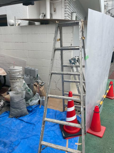 武蔵小山にある企業様ご依頼の破損したブロック壁の股間のため養生した写真