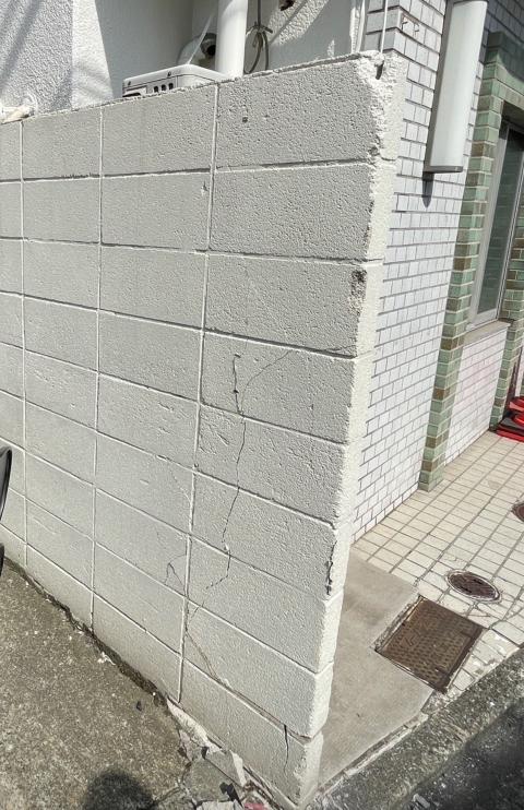 武蔵小山にある企業様からご依頼された破損したブロック壁既存写真