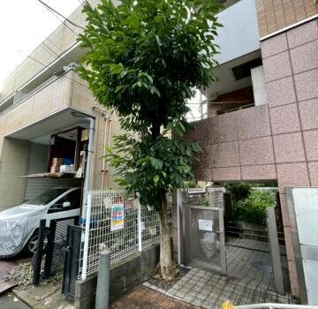 武蔵小山のマンションで共用部の剪定作業と草むしりを行いました