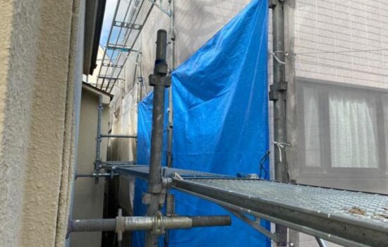 目黒区碑文谷で外装工事中、塗装前の高圧洗浄時の養生を行いました