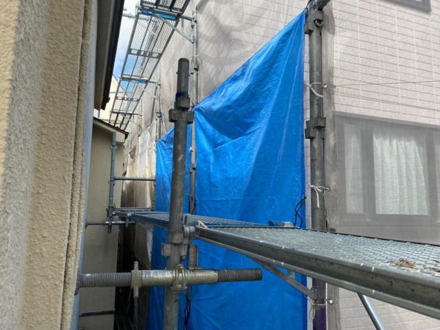 目黒区碑文谷で外装工事中塗装前の高圧洗浄時の養生の写真