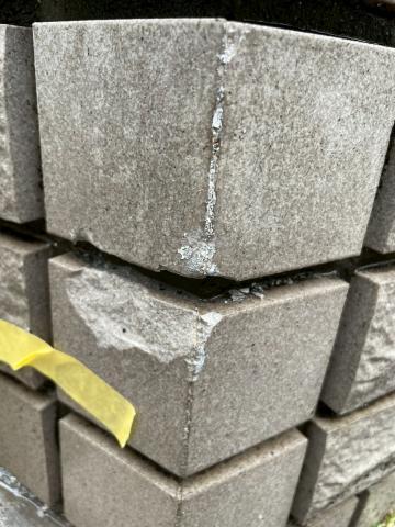 目黒区下目黒でくるまによる接触被害外構タイルの調査写真