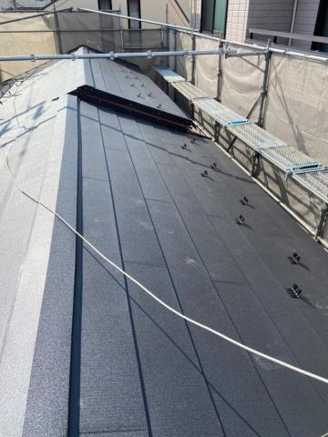 目黒区の戸建てで既存の屋根にカバー工法で板金工事写真