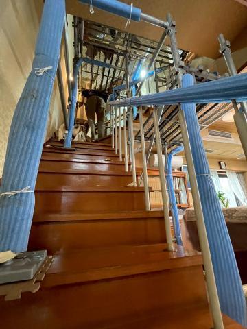 目黒区中目黒で室内足場設置クロス張替え工事写真