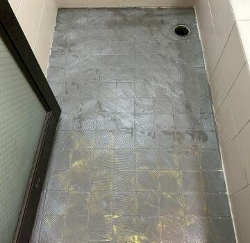 目黒区原町の賃貸マンションで在来浴室の寒い床タイルを変えたいとご相談を受けました