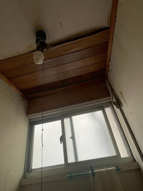 目黒区目黒本町でトイレ天井の雨漏り調査写真
