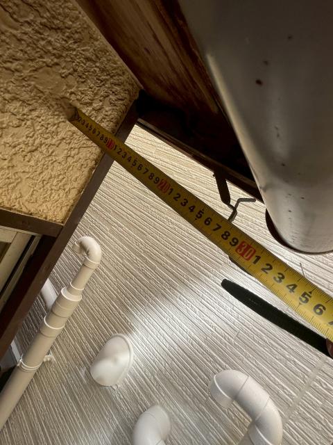 目黒区目黒本町でトイレ天井の雨漏り測定している写真