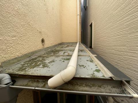 目黒区目黒本町でトイレ天井からの雨漏り調査雨樋写真