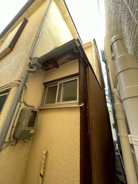 目黒区目黒本町でトイレ天井からの雨漏り調査トイレ外から写真